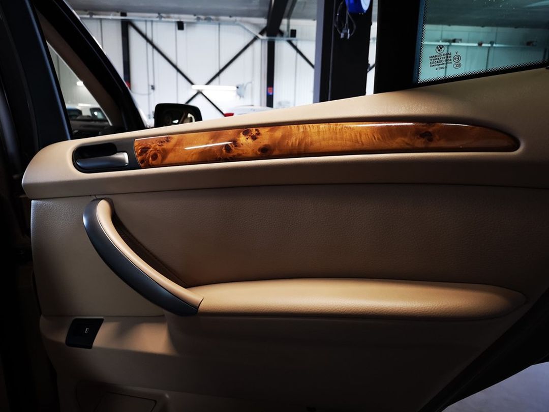 BMW X5 Youngtimer Alpine ILX702D En Car Wrap (02)