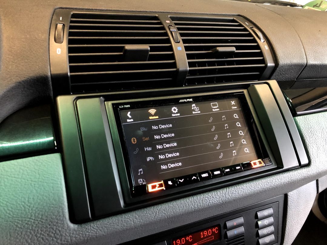 BMW X5 Youngtimer Alpine ILX702D En Car Wrap (04)